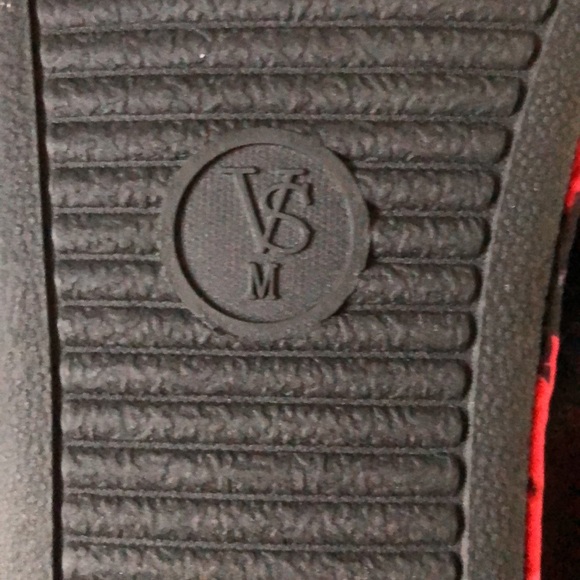 Women’s size medium Victoria’s Secret Black Floral Satin Fur Slippers - Picture 9 of 11